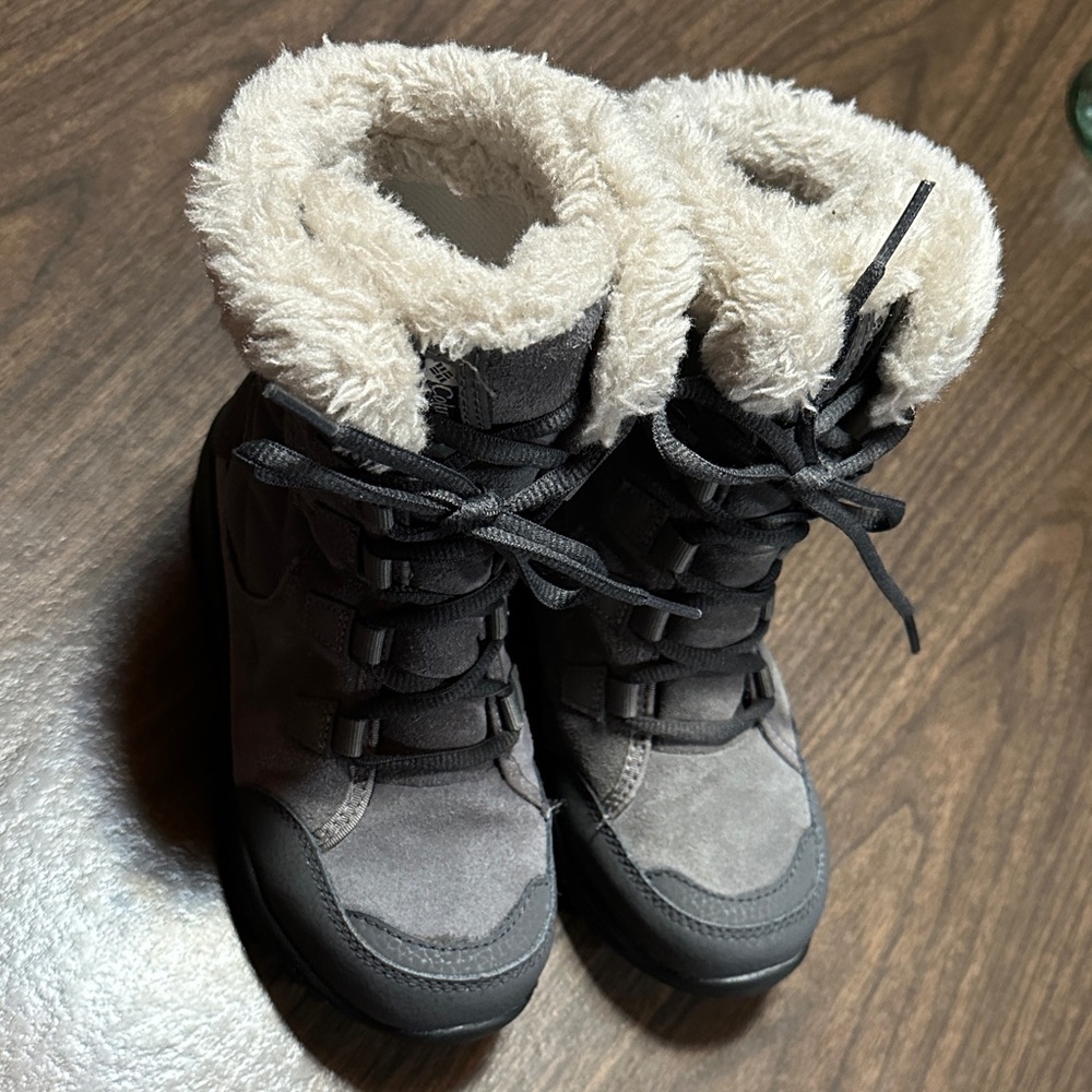 Columbia Kids' Gray and Black Boots with Faux Fur